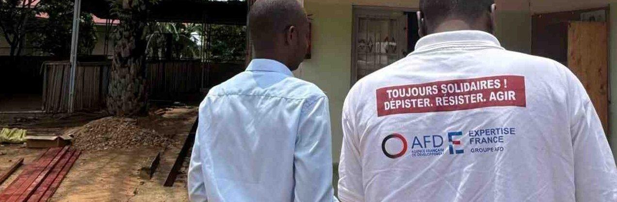 Deux personnes sur le terrain travaillant pour Expertise France