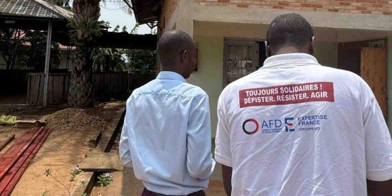 Deux personnes sur le terrain travaillant pour Expertise France