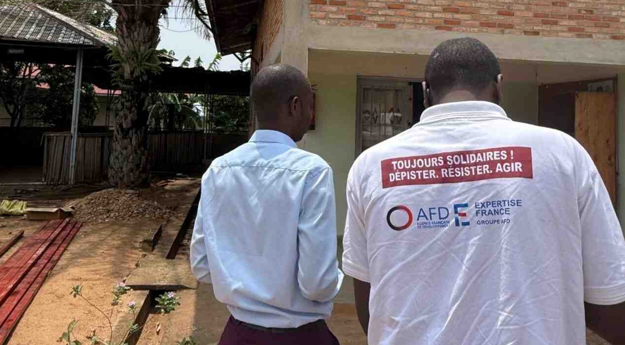 Deux personnes sur le terrain travaillant pour Expertise France