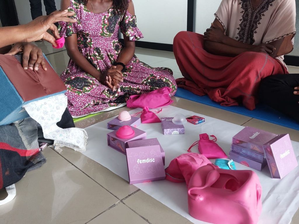 Atelier d'autogynécologie avec la manipulation de disques menstruels