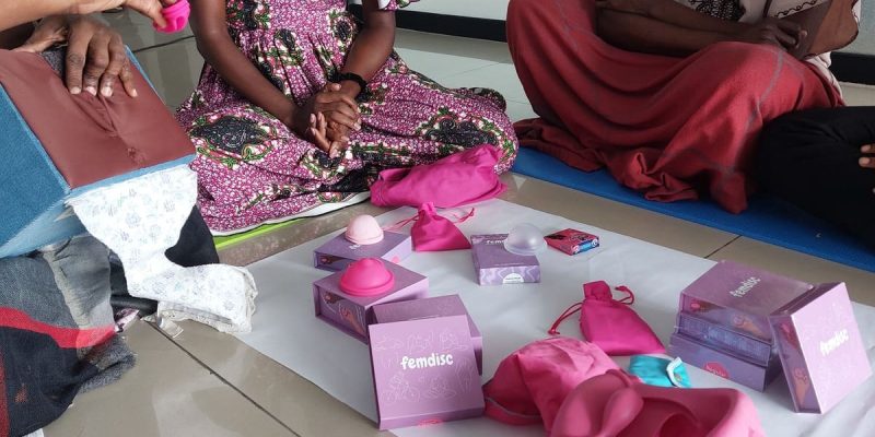 Atelier d'autogynécologie avec la manipulation de disques menstruels