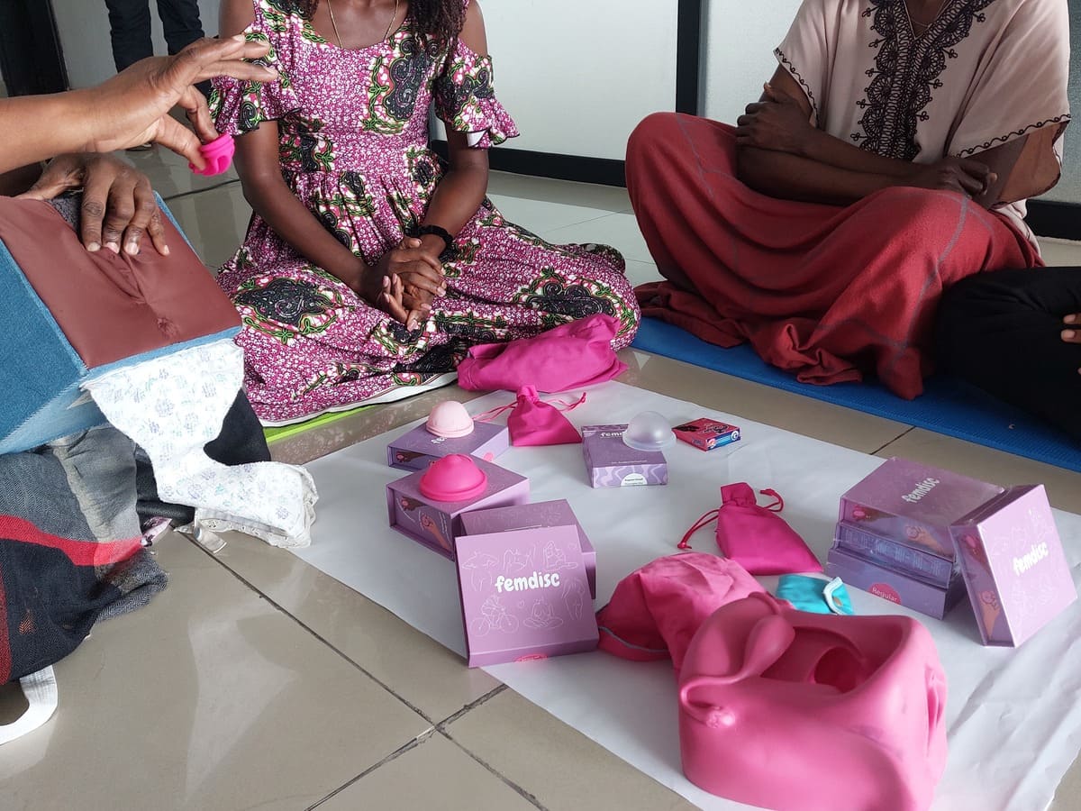 Atelier d'autogynécologie  avec la manipulation de disques menstruels