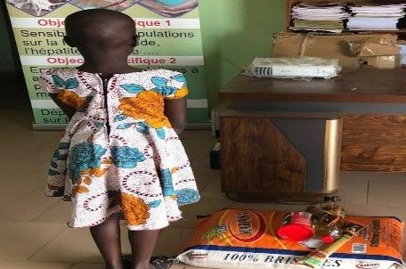 Remise de kit alimentaire à un OEV