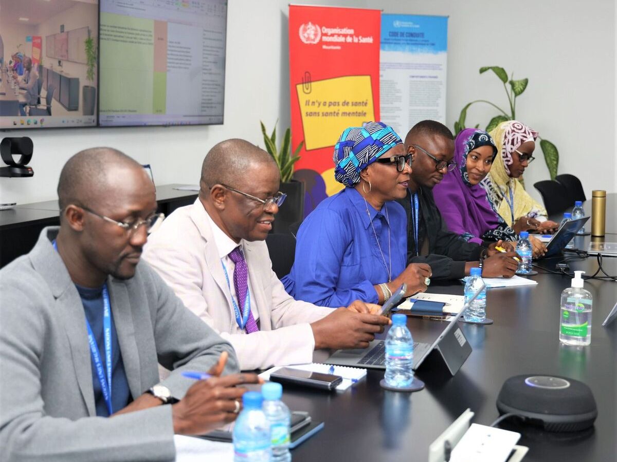 Personnes réunies autour d'un bureau pour l'atelier de lancement du DAT Sahel