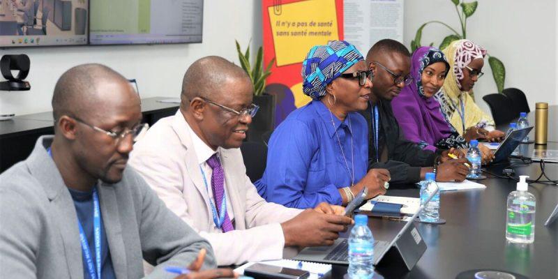 Personnes réunies autour d'un bureau pour l'atelier de lancement du DAT Sahel