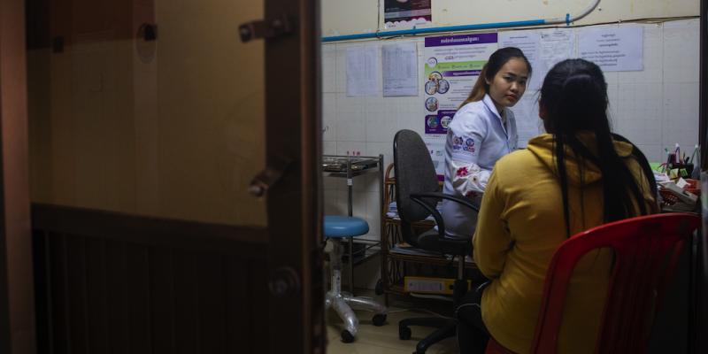 Kam, une femme travaillant dans les lieux de divertissement pour adultes à Phnom Penh (Cambodge), se rend dans une clinique suite à la réception de SMS dans le cadre du projet Mobile Link porté par l'ONG Khana. Cette clinique spécialisée dans l’accueil des femmes travaillant dans les lieux de divertissement et les hommes ayant des rapports sexuels avec des hommes.