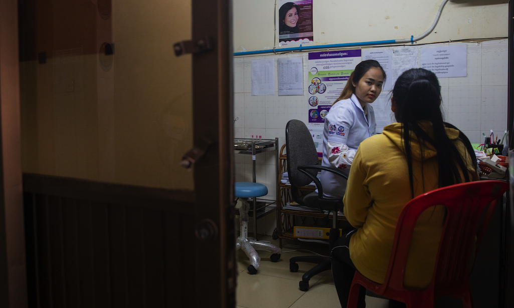 Kam, une femme travaillant dans les lieux de divertissement pour adultes à Phnom Penh (Cambodge), se rend dans une clinique suite à la réception de SMS dans le cadre du projet Mobile Link porté par l'ONG Khana. Cette clinique spécialisée dans l’accueil des femmes travaillant dans les lieux de divertissement et les hommes ayant des rapports sexuels avec des hommes.