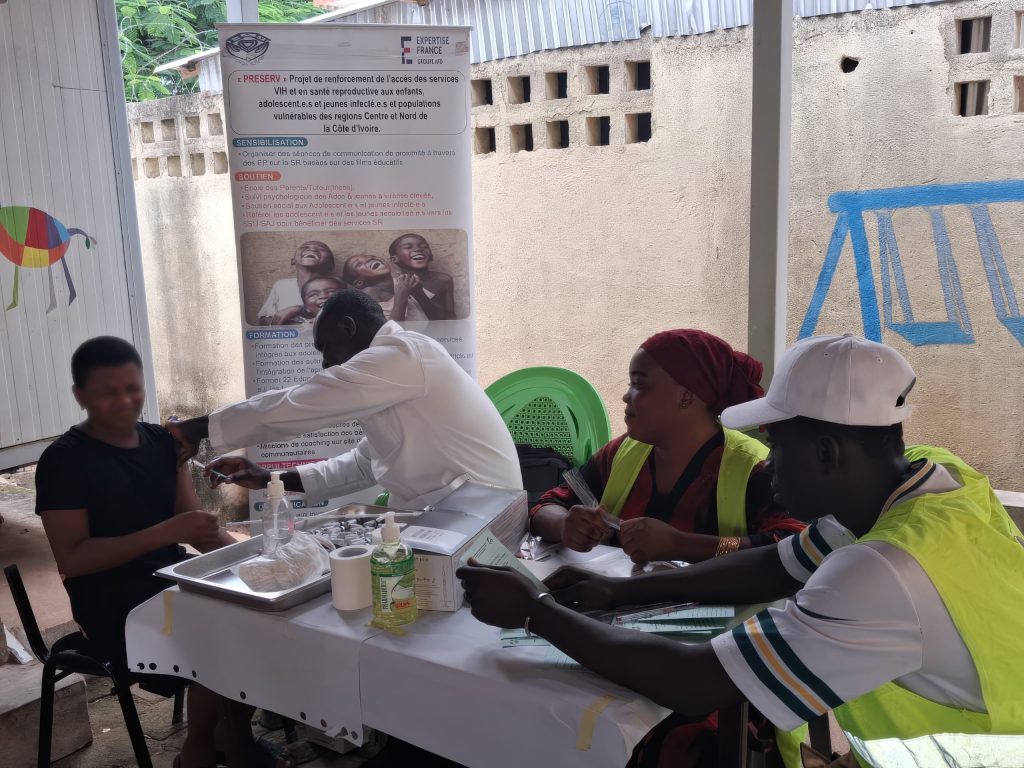 Projet PRESERV 2 en Côte d'Ivoire - Séance de vaccination des Adolescentes vivant avec le VIH contre le HPV