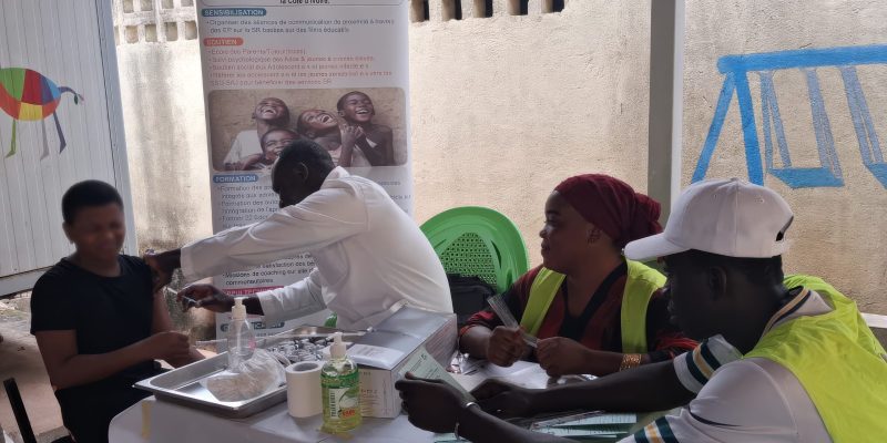 Projet PRESERV 2 en Côte d'Ivoire - Séance de vaccination des Adolescentes vivant avec le VIH contre le HPV