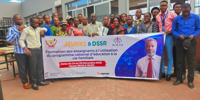 Photo de famille lors d'une formation des enseignants