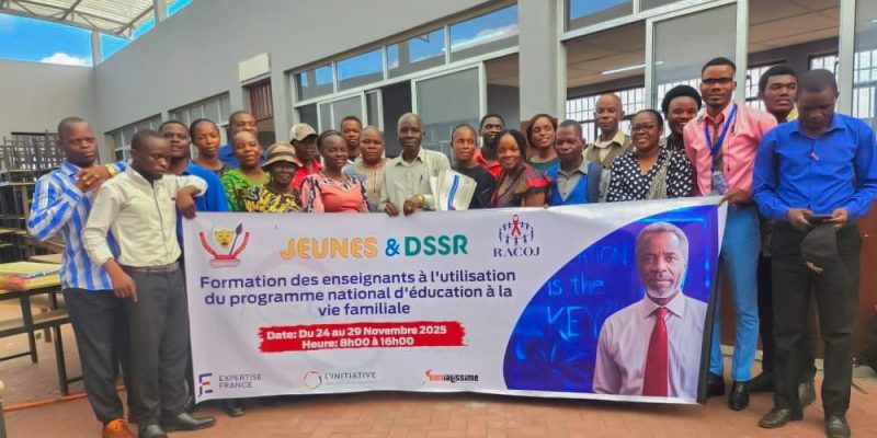 Photo de famille lors d'une formation des enseignants