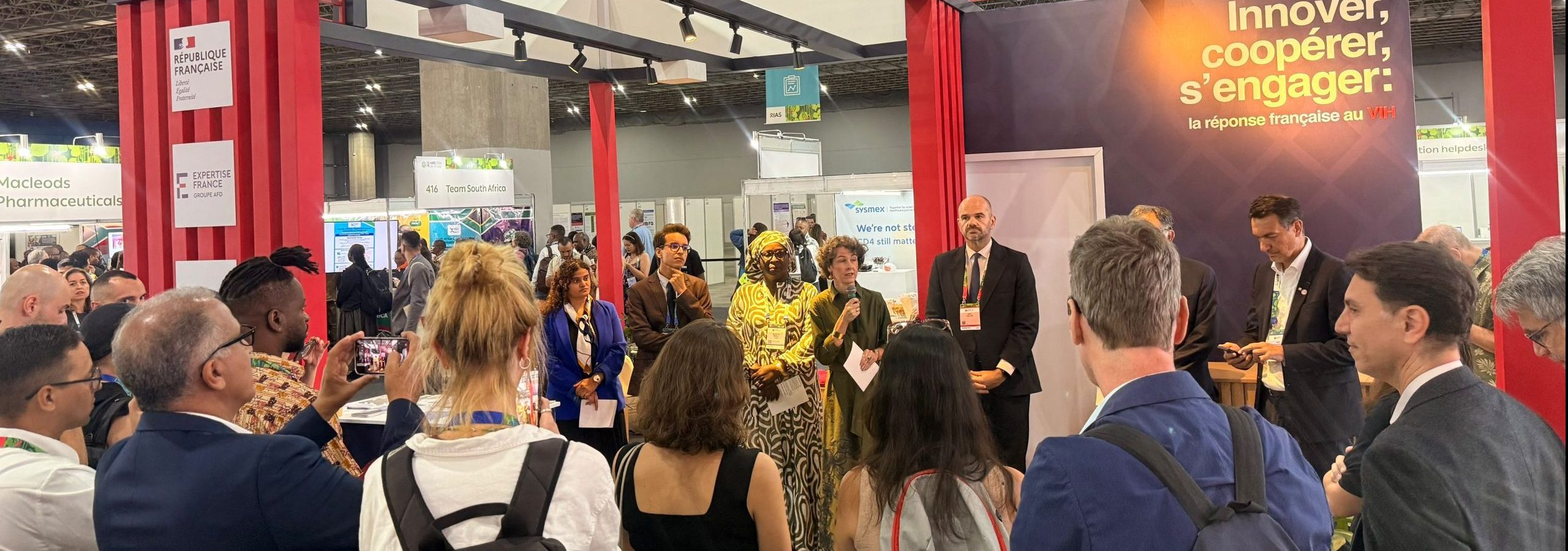 Inauguration du stand France à AIDS 2026